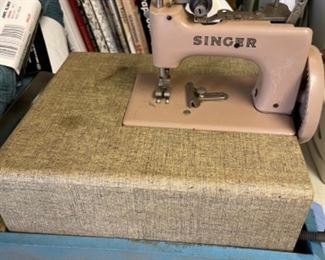 VINTAGE SINGER SEW HANDY MINIATURE MACHINE IN CARRY CASE