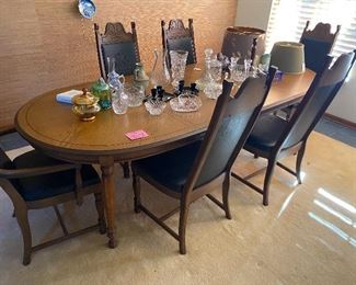 Vintage pecan dining table with 6 chairs and 2 leaves/pad