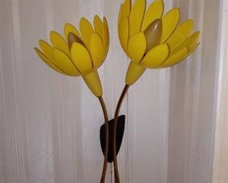 Beautiful Vintage Wall Flower Light In Great Condition