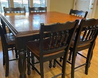 Beautiful solid wood table and chairs. Purchased from Missouri furniture. Has the butterfly opening. 