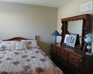 Queen bed, dresser & chest of drawers