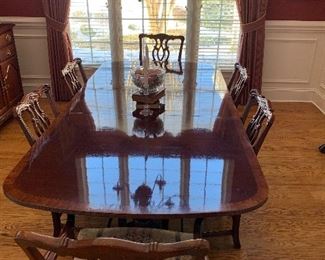 Beautiful dining table and 6 chairs; table pads included