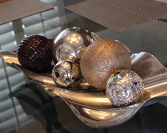 Designed platter with glass balls