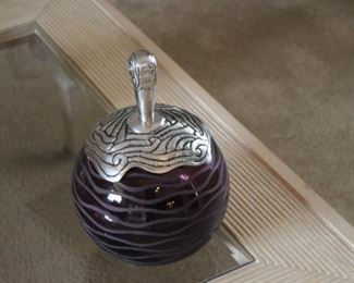 Montaage designer glass with brass top