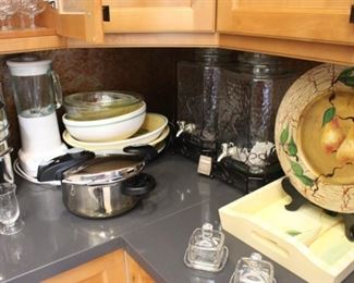 Pressure cooker, blender