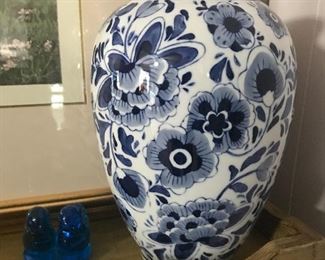 Large Chinese blue ware urn 