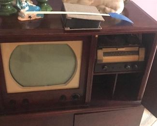 Awesome vintage TV and radio
Cabinet!!!
