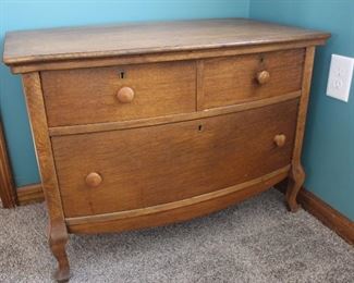 Antique oak 3 drawer dresser in very good condition