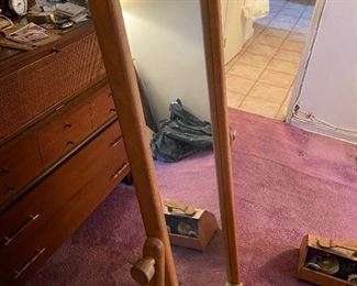 Standing mirror