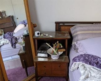 Night stand / standing mirror
