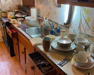 Kitchen utensils / serving ware