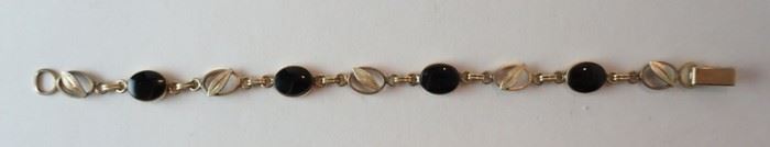 1265	VAN DELL GOLD FILLED ONYX BRACELET, APPROXIMATE WEIGHT WITH STONES IS 6.191 GRAMS
