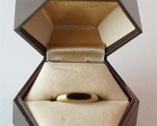 1264	BRUSHED GOLD AND ONYX RING APPROXIMATE SIZE 6 MARKED 14K, APPROXIMATE WEIGHT INCLUDING STONE 2.031 DWT
