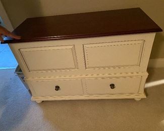 Thomasville “Country Inns and Backroads” Collection Chest. Top lifts with lower drawer