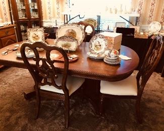 DINING ROOM TABLE W/ 4 CHAIRS