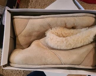 Snug leather outsides with cozy trim inside