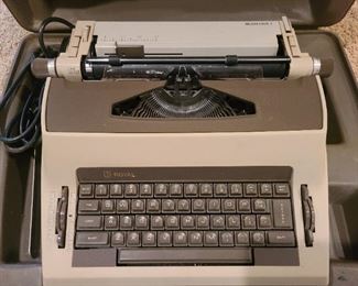 Electric type writer w/ case