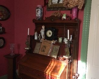 Antique Pump Organ, Sheet music & music books, vases