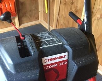 Like New Snowblower/ Troy-Bilt Storm 2410