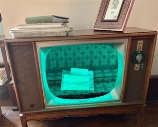 Artist made vintage 1950s TV bar, so cool.