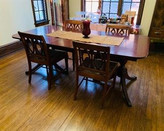 Traditional mahogany 1930s dining table with chairs
