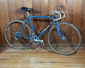 Lot 25 | VINTAGE BLUE TREK 610 BICYCLE | With vintage Shimano 600 components
