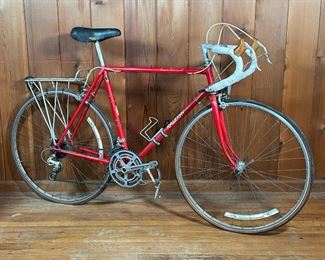 Lot 26 | VINTAGE RED ENGLISH RALEIGH BICYCLE | Raleigh Super Course 12