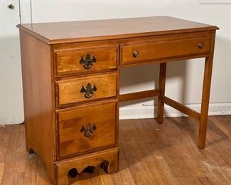 Lot 37 | JAMESTOWN LITTLE WOOD DESK