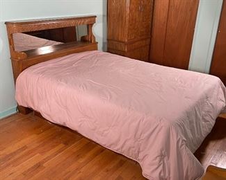 Lot 39 | STYLISH MID-CENTURY QUEEN BED FRAME | With reeded crown and mirrored back