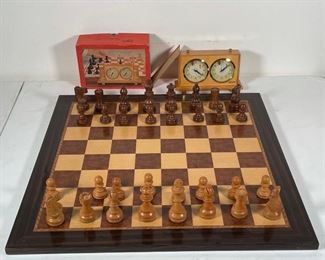 Lot 84 | BEAUTIFUL WOOD CHESS SET & CLOCK | A complete set with nicely carved wood pieces (all pieces present) with a fine inlaid board, including a German chess clock with original box 