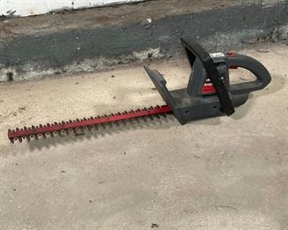 Lot 139 | CRAFTSMAN BUSH WACKER | Electric hedge trimmer, 16 in., 2.6 amp 