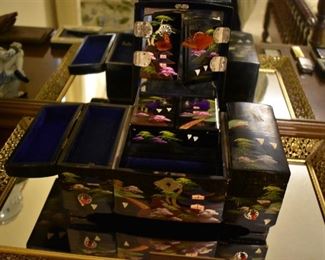 Beautiful Vintage Lacquer-ware Jewelry  Box