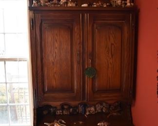 Beautiful Oak Hutch with Double Door Top, Top Display Area and Double Door Cabinet below