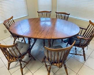 Dining Room Table W/Leaf & 6 Chairs $200