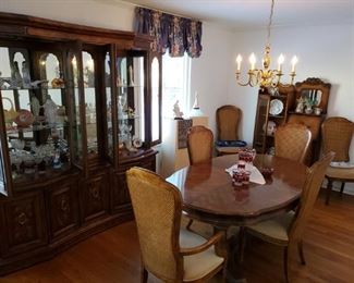 Hibriten, Bernhardt, Dining room table w/ 6 chairs, 2 leaves and custom table pads, matching China cabinet