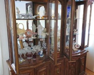 Hibriten/ Bernhardt China cabinet, matching dining room set