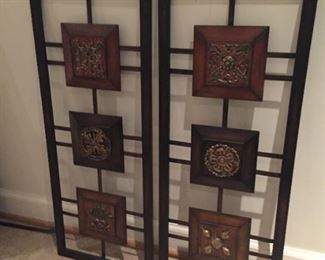 Set of decorative hanging pieces.