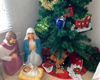 Nothing makes us think about Christmas decorations like...Groundhogs day.  But here we are anyway.  The tree was still up when we got into the house so we kept it that way. Tree and Nativity scene both light up.