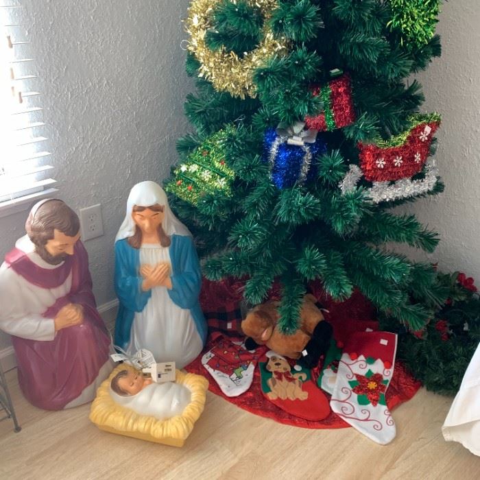 Nothing makes us think about Christmas decorations like...Groundhogs day.  But here we are anyway.  The tree was still up when we got into the house so we kept it that way. Tree and Nativity scene both light up.