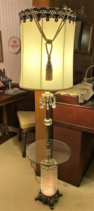 GORGEOUS VINTAGE TABLE FLOOR LAMP WITH 3-WAY LIGHTED BASE.