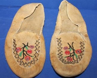  Vintage Native American Ladies Beaded Moccasins