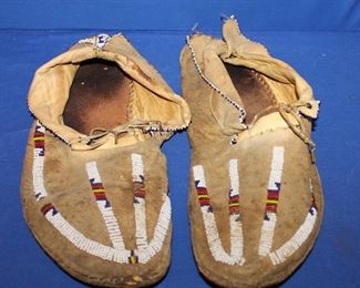 VINTAGE NATIVE AMERICAN BEADED MOCCASINS