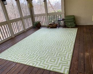 Indoor/ Outdoor like new 8’ x 11’ green and white rug