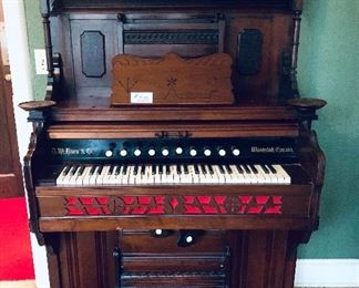 D.W. KARN & Co.  Antique pump organ
Woodstock Canada 41W 67.5 T 22D $1250