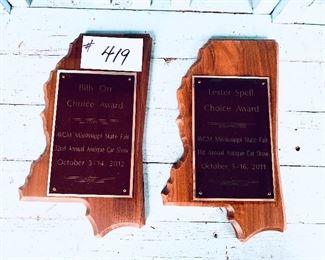 Two cars plaques  $10