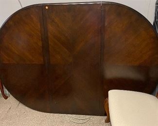 large oval DR table w/4 legs and one extra leaf