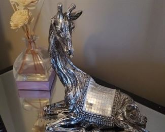 Right: Mirrored giraffe, Left: oil diffuser