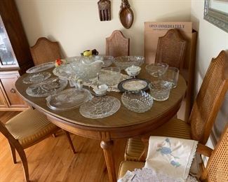 formal dining set with leaf and table pads. 6 chairs