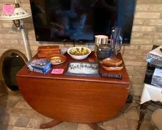 Duncan Phyfe drop leaf antique table, Samsung TV 48"
