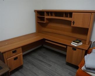 l unit desk
